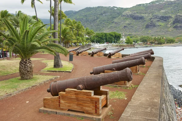 Antiguos cañones en la orilla del mar de Saint-Denis De La Reunion, capital de la región francesa de ultramar y departamento de Reunión . —  Fotos de Stock