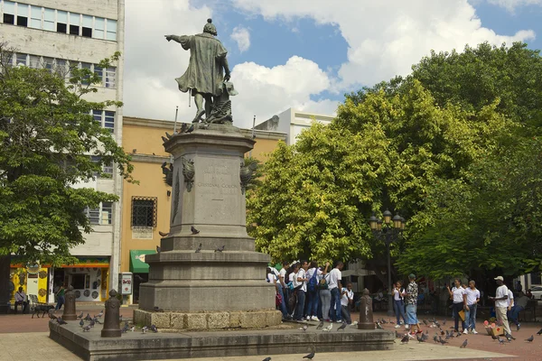 As pessoas fazem fotos de grupo no monumento a Cristóvão Colombo em Santo Domingo, República Dominicana . — Fotografia de Stock