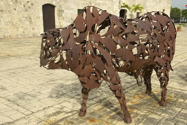 Buitenkant van de ijzer-Bull illustratie op Santo Domingo koloniale Zone in Santo Domingo, Dominicaanse Republiek. — Stockfoto