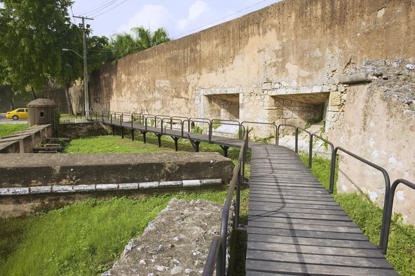 Met het oog op de buitenmuur van het Ozama Fort in Santo Domingo, Dominicaanse Republiek. — Stockfoto