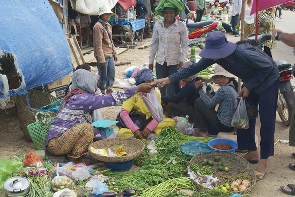 Emberek eladni a zöldséget, a helyi piacon, Siem Reap, Kambodzsa. — Stock Fotó