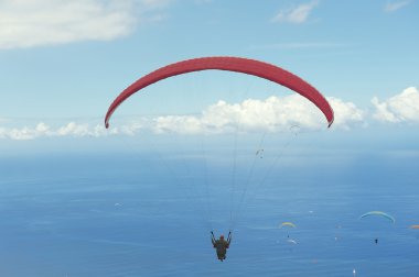 Les Colimatons Les Hauts De France'da Reunion, Hint Okyanusu üzerinde paraşütler uçmak.