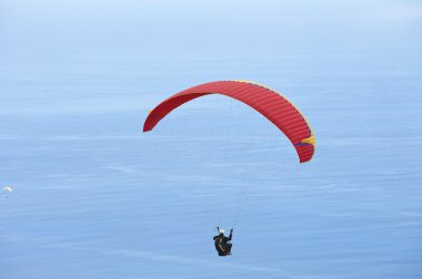 Les Colimatons Les Hauts De France'da Reunion, Hint Okyanusu üzerinde paraşütler uçmak.