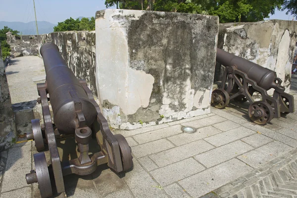 Meriam Portugis lama di Benteng Guia di Macau, China . — Stok Foto