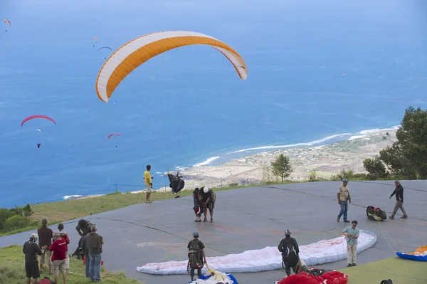 Paragliders vänta i kö för start i Les Colimatons Les Hauts De Reunion, Frankrike. — Stockfoto