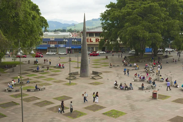 Menschen spazieren am zentralen platz in carago, costa rica. — Stockfoto