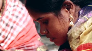 Bayan Tangail, Bangladeş'te bambu hasır örgüleri.