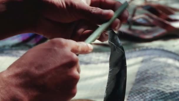 Homem corta casca de bambu para produzir tapetes de bambu, Tangail, Bangladesh . — Vídeo de Stock