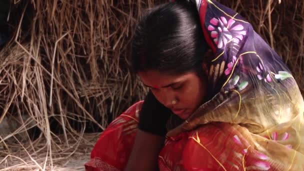 Lady teje alfombra de bambú en Tangail, Bangladesh . — Vídeos de Stock