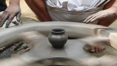 Adam kil çömlek Tangail, Bangladeş'te geleneksel bir tarzda üretir.