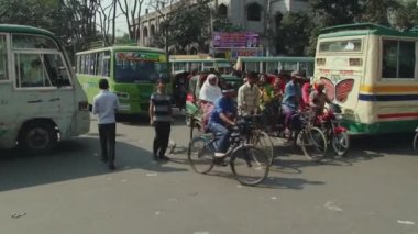 Dakka, Bangladeş'te Dhaka Street kaotik trafik hareketi.
