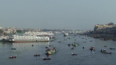 Dhaka sakinleri Buriganga Nehri'ni dakka, Bangladeş.