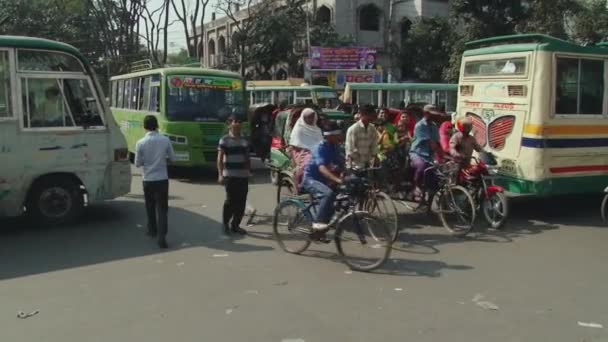 Chaotische verkeer verkeer op de straat van Dhaka in Dhaka, Bangladesh. — Stockvideo