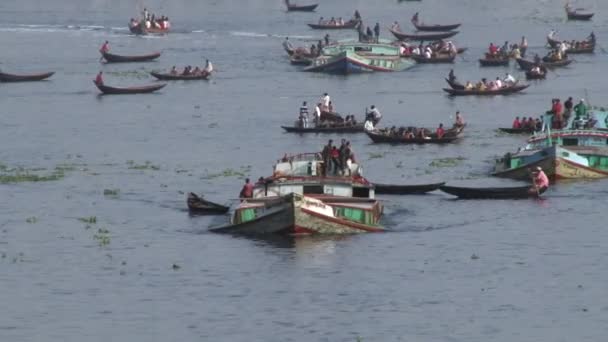 Жители Дакки пересекают реку Буриганга в Дакке, Бангладеш . — стоковое видео