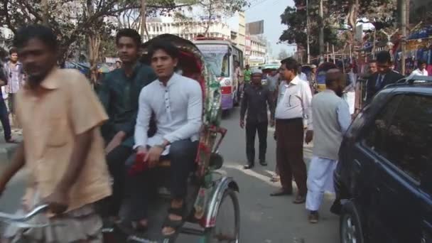 Rickshaws conduce por la calle el 21 de febrero de 2014 en Dhaka, Bangladesh . — Vídeo de stock