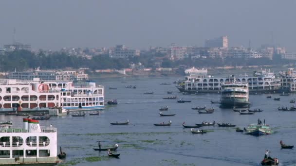 Einwohner von Dhaka überqueren den Fluss Buriganga in Dhaka, Bangladesh. — Stockvideo