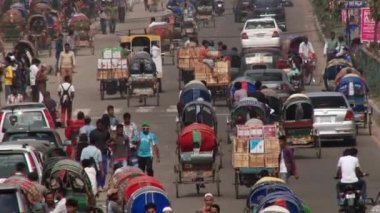 Dakka, Bangladeş'te şehrin merkezi kısmında yoğun trafik.