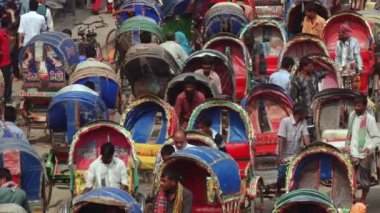 Dakka, Bangladeş'te şehrin merkezi kısmında rickshaws trafik sıkışıklığı.