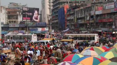 Dakka, Bangladeş'te şehrin merkezi kısmında yoğun trafik.