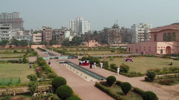 La gente cammina lungo il territorio del forte di Lalbagh a Dacca, Bangladesh . — Video Stock