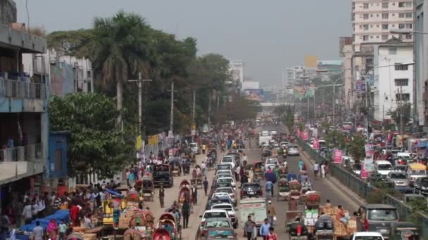Tráfico rodado en la parte central de la ciudad en Dhaka, Bangladesh . — Vídeos de Stock