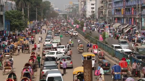 Trânsito rodoviário movimentado na parte central da cidade em 22 de fevereiro de 2014 em Daca, Bangladesh — Vídeo de Stock