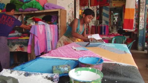Mensen produceren stempel afdrukken doek op de workshop op de nieuwe markt in Dhaka, Bangladesh. — Stockvideo