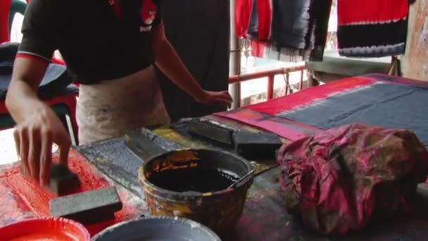 Man produceert stempel afdrukken doek op de workshop op de nieuwe markt in Dhaka, Bangladesh. — Stockvideo
