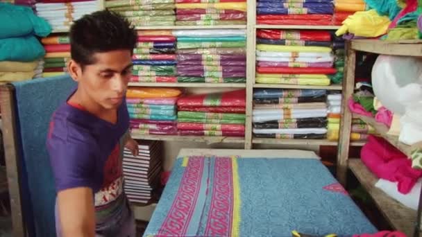 Man produces stamp print cloth at the workshop at the New Market in Dhaka, Bangladesh. — Stock Video