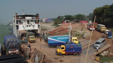 Daulatdia Feribot Tekne bu bankada Padma nehir Chhota Dhulandi, Bangladeş üzerinden kamyon karaya.