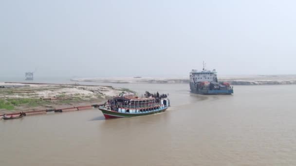 Traghetti Daulatdia entrano nel porto sulla riva del fiume Padma, Bangladesh . — Video Stock