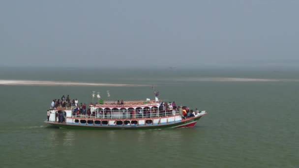 Traghetto passeggeri Daulatdia attraversa il fiume Padma a Chhota Dhulandi, Bangladesh . — Video Stock