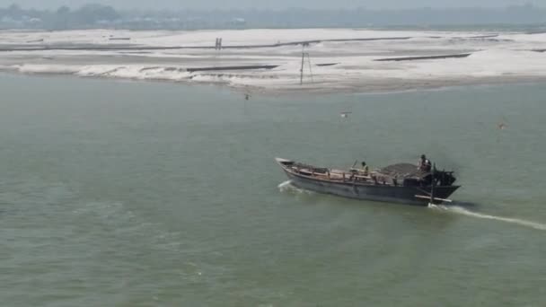 Daulatdia prom łodzi wejść do portu na brzegu rzeki Padma, Bangladesz. — Wideo stockowe