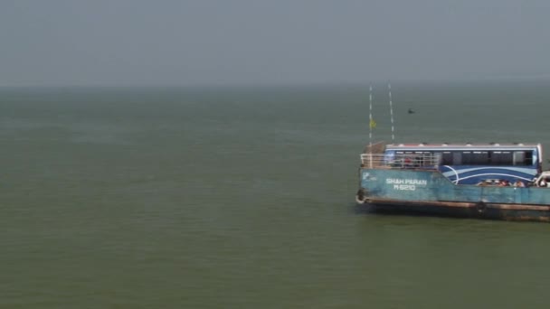 Barco de balsa Daulatdia atravessa o rio Padma em Chhota Dhulandi, Bangladesh . — Vídeo de Stock