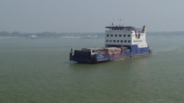 Barco de balsa Daulatdia atravessa o rio Padma em Chhota Dhulandi, Bangladesh . — Vídeo de Stock