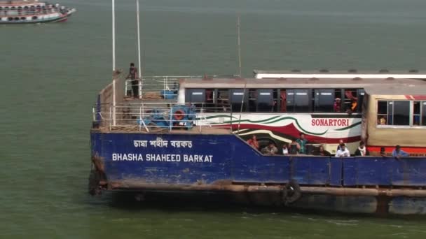 Daulatdia 渡船穿过在 Chhota Dhulandi，孟加拉国的帕德玛河. — 图库视频影像