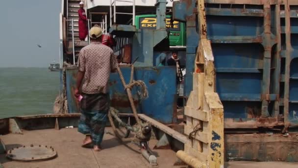 El ferry Daulatdia se prepara para partir en la orilla del río Padma en Chhota Dhulandi, Bangladesh . — Vídeo de stock