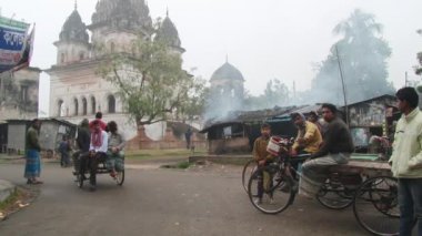 İnsanlar binmek bisiklet sokak soğuk bir sisli sabah Puthia, Bangladeş.