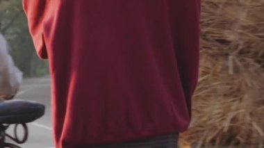 Bagerhat, Bangladeş sokakta tarafından adam bir bisiklet ile gidiyor.