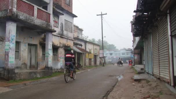 İnsanlar binmek bisiklet sokak soğuk bir sisli sabah Puthia, Bangladeş. — Stok video