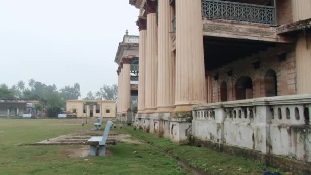 Puthia, Bangladeş'te Puthia Rajbari Sarayı'nın dış. — Stok video