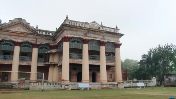 Exteriér paláce Puthia Rajbari v Puthia, Bangladéš. — Stock video