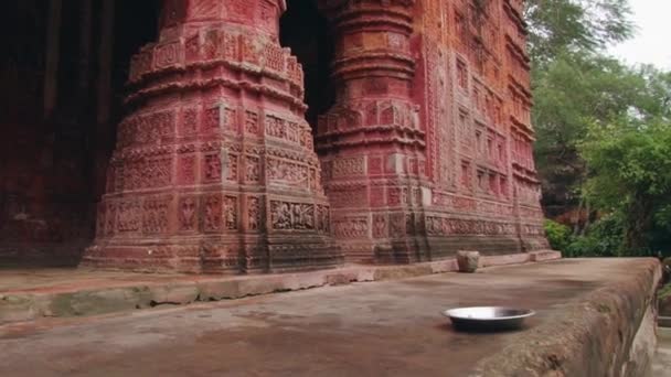 Esterno del bellissimo tempio indù Pancharatna Govinda a Puthia, Bangladesh . — Video Stock