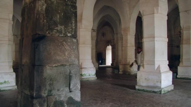 Innenraum der shat gombuj Moschee in Bagerhat, bangladesh. — Stockvideo