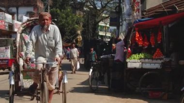 Rickshaws sokak Bandarban, Bangladeş'te binmek..