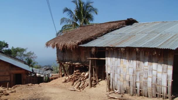 Zewnętrzne tradycyjne bambusowe domy Marma hill Tribe w Bandarban, Bangladesz. — Wideo stockowe