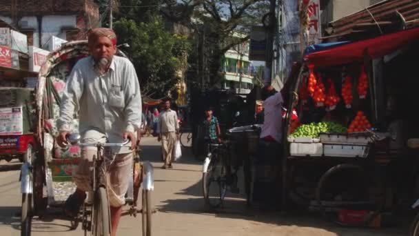 Rickshaws cavalca per strada a Bandarban, Bangladesh . — Video Stock