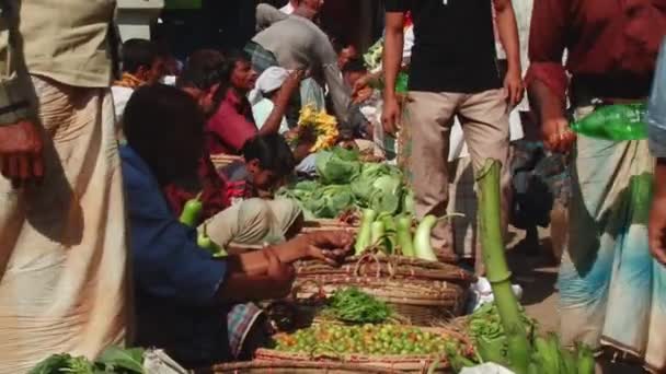 Mensen verkopen vruchten op de lokale markt in Bandarban, Bangladesh. — Stockvideo