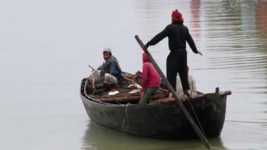 Bir kanal Sundarbans Ulusal Parkı tarafından geleneksel balıkçı teknesi balıkçılar kürek.