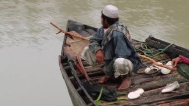 Bir kanal Sundarbans Ulusal Parkı tarafından geleneksel balıkçı teknesi balıkçılar kürek.